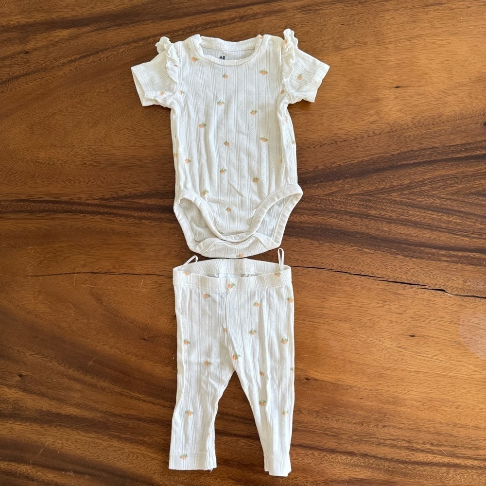 H&M Peaches Cream Baby Girl Outfit with Floral Accents Organic Cotton size 3M